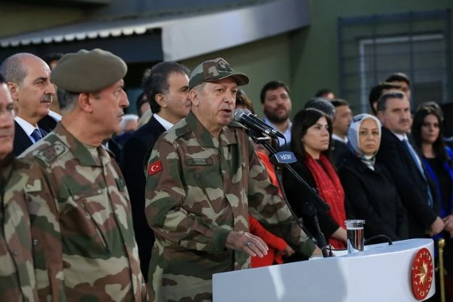 Σε τροχιά σύγκρουσης: Πολεμικές δηλώσεις Ερντογάν και κατά των ΗΠΑ – Ξέθαψε «το τσεκούρι του πολέμου» – Γιατί φόρεσε τη στολή παραλλαγής